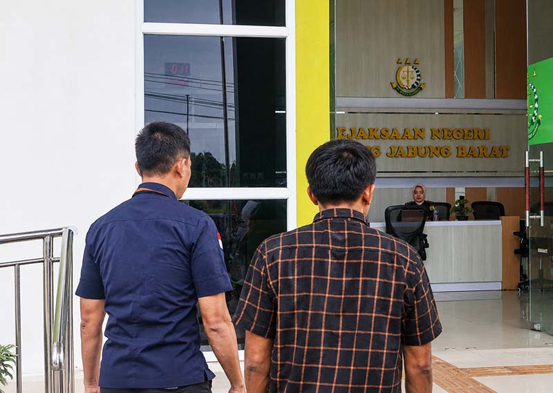 Penyerahan tersangka WNA Myanmar (berbaju kotak-kotak) beserta barang bukti oleh PPNS Kantor Imigrasi Kelas II TPI Kuala Tungkal kepada pihak Kejaksaan Negeri Tanjung Jabung Barat atas kasus pelanggaran UU Keimigrasian, Selasa (9/6/2026). Foto: Dok. Imigrasi Kuala Tungkal)
