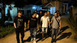 Pelaku penyerangan terhadap dua anggota Satlantas Polresta Jambi saat digiring oleh sejumlah anggota Satreskrim Polresta Jambi untuk menjalani pemeriksaan lebih lanjut, Senin (22/6/2026). (Foto: Istimewa/Dok. Ist)