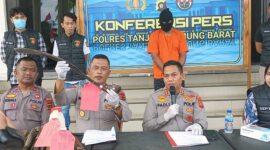 Kapolres Tanjab Barat AKBP Padli didampingi Kabag Ops AKP Julius Sitepu dan Kasi Humas IPDA Hendri menggelar Barang Bukti dan Tersangka Pengancaman saat konferensi pers, Rabu (9/8/23). FOTO : LT