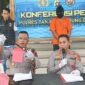 Kapolres Tanjab Barat AKBP Padli didampingi Kabag Ops AKP Julius Sitepu dan Kasi Humas IPDA Hendri menggelar Barang Bukti dan Tersangka Pengancaman saat konferensi pers, Rabu (9/8/23). FOTO : LT
