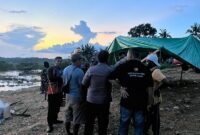 Tim SAR Gabungan melakukan koordinasi di lapangan sesaat setelah tiba di lokasi kejadian, Desa Monti, Sarolangun. Hingga Minggu petang (19/04), petugas terus berupaya menyisir aliran sungai guna mencari keberadaan korban, Midin Torik (38), yang dilaporkan hilang. (FOTO : Humas Kantor SAR Jambi)