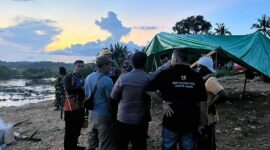 Tim SAR Gabungan melakukan koordinasi di lapangan sesaat setelah tiba di lokasi kejadian, Desa Monti, Sarolangun. Hingga Minggu petang (19/04), petugas terus berupaya menyisir aliran sungai guna mencari keberadaan korban, Midin Torik (38), yang dilaporkan hilang. (FOTO : Humas Kantor SAR Jambi)