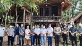 Kapolsek Muaro Sebo AKP Taroni Zeboa Ketika Dampingi Jaksa Agung Kunjungi Candi Muaro Jambi, Sabtu (8/1/22). FOTO : Noval.