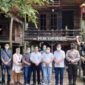 Kapolsek Muaro Sebo AKP Taroni Zeboa Ketika Dampingi Jaksa Agung Kunjungi Candi Muaro Jambi, Sabtu (8/1/22). FOTO : Noval.