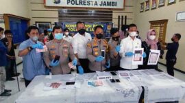 FOTO : Kapolresta Jambi Kombes Pol Eko Wahyudi, SIK MH saat konfrensi pers di Polresta Jambi, Senin (27/12/21).