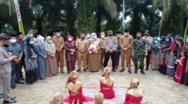 Ketua DPRD Muaro Jambi Yuli Setiabakti Saat hadiri Peresmian Desa Bukit Baling Persiapan Kecamatan Sekernan Kabupaten Muaro Jambi, Senin (31/1/22). FOTO : Ist