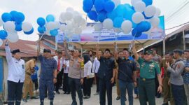 Bupati KH. Anwar Sadat Bersama Kapolres AKBP Padli, SH, SIK, MH serta Kepala BNNK Tanjab Timur dan Instansi Terkait Melepas Balon ke Udara Senabagi Serimoni Pencanangan Kampung Bebas Narkoba di Kampung Nelayan. [FOTO : Angah/LT]
