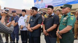 Bupati KH. Anwar Sadat Bersama Kapolres AKBP Padli, SH, SIK, MH serta Kepala BNNK Tanjab Timur dan Instansi Terkait Melepas Balon ke Udara Senabagi Serimoni Pencanangan Kampung Bebas Narkoba di Kampung Nelayan. [FOTO : Angah/LT]