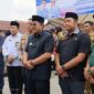 Bupati KH. Anwar Sadat Bersama Kapolres AKBP Padli, SH, SIK, MH serta Kepala BNNK Tanjab Timur dan Instansi Terkait Melepas Balon ke Udara Senabagi Serimoni Pencanangan Kampung Bebas Narkoba di Kampung Nelayan. [FOTO : Angah/LT]
