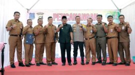 Bupati KH. Anwar Sadat Bersama Kapolres AKBP Padli, SH, SIK, MH serta Kepala BNNK Tanjab Timur dan Instansi Terkait Melepas Balon ke Udara Senabagi Serimoni Pencanangan Kampung Bebas Narkoba di Kampung Nelayan. [FOTO : Angah/LT]