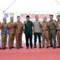 Bupati KH. Anwar Sadat Bersama Kapolres AKBP Padli, SH, SIK, MH serta Kepala BNNK Tanjab Timur dan Instansi Terkait Melepas Balon ke Udara Senabagi Serimoni Pencanangan Kampung Bebas Narkoba di Kampung Nelayan. [FOTO : Angah/LT]