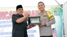 Bupati KH. Anwar Sadat Bersama Kapolres AKBP Padli, SH, SIK, MH serta Kepala BNNK Tanjab Timur dan Instansi Terkait Melepas Balon ke Udara Senabagi Serimoni Pencanangan Kampung Bebas Narkoba di Kampung Nelayan. [FOTO : Ist]