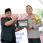 Bupati KH. Anwar Sadat Bersama Kapolres AKBP Padli, SH, SIK, MH serta Kepala BNNK Tanjab Timur dan Instansi Terkait Melepas Balon ke Udara Senabagi Serimoni Pencanangan Kampung Bebas Narkoba di Kampung Nelayan. [FOTO : Ist]