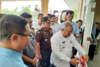 FOTO : Bupati Dr. H Safrial Memotong Pita Peresmian Penggunaan Gendung Baru Kantor Camat Pengabuan yang dibangun di Kelurahan Teluk Nilau, Kecamatan Pengabuan, Rabu (18/03/20).
