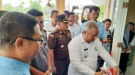 FOTO : Bupati Dr. H Safrial Memotong Pita Peresmian Penggunaan Gendung Baru Kantor Camat Pengabuan yang dibangun di Kelurahan Teluk Nilau, Kecamatan Pengabuan, Rabu (18/03/20).