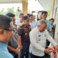 FOTO : Bupati Dr. H Safrial Memotong Pita Peresmian Penggunaan Gendung Baru Kantor Camat Pengabuan yang dibangun di Kelurahan Teluk Nilau, Kecamatan Pengabuan, Rabu (18/03/20).