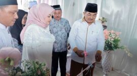 Bupati Tanjab Barat H. Anwar Sadat Memotong Pita meresmikan Klinik Candi Agung Medika di jalan Syarif Hidayatullah Kuala Tungkal, Minggu (13/8/23). FOTO : DokPim