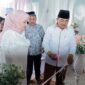 Bupati Tanjab Barat H. Anwar Sadat Memotong Pita meresmikan Klinik Candi Agung Medika di jalan Syarif Hidayatullah Kuala Tungkal, Minggu (13/8/23). FOTO : DokPim