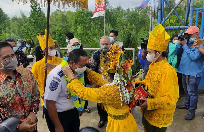 FOTO : Bupati Tanjab Barat H. Saftial bersma Dirjen Hubdat Kemenhub RI Budi Setiyadi Saat Penyambutan Sebelum Resmikan Pelabuhan Roro Kuala Tungkal, Jumat (29/01/21).