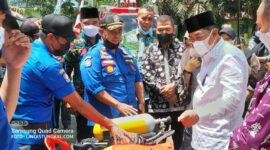 FOTO : Bupati Tanjab Barat H. Anwar Sadat Saat Semprotkan Air Tangki Mobil Damkar Resmikan Kantor Pos Pemadam Kebakaran (Damkar) di Kelurahan Mekar Jaya, Kecamatan Betara, Kamis (09/9/21).