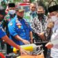 FOTO : Bupati Tanjab Barat H. Anwar Sadat Saat Semprotkan Air Tangki Mobil Damkar Resmikan Kantor Pos Pemadam Kebakaran (Damkar) di Kelurahan Mekar Jaya, Kecamatan Betara, Kamis (09/9/21).