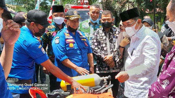 FOTO : Bupati Tanjab Barat H. Anwar Sadat Saat Semprotkan Air Tangki Mobil Damkar Resmikan Kantor Pos Pemadam Kebakaran (Damkar) di Kelurahan Mekar Jaya, Kecamatan Betara, Kamis (09/9/21).