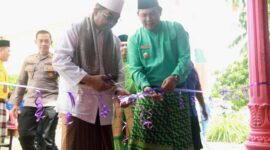 Didampingi Wakil Bupati H Hairan, Bupati Tanjung Jabung Barat H Anwar Sadat secara simbolis menggunting pita meresmikan Pos Damkar Pelabuhan Dagang, Kecamatan Tungkal Ulu, Jum'at (16/9/22). FOTO : Humas