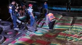 Satpolairud Polres Tanjung Jabung Barat Saat melakukan pemeriksaan terhadap Kapal - Kapal yang membawa sembako, serta Kapal - Kapal lain yang berada di Pelabuhan - Pelabuhan Perairan Kuala Tungkal, Rabu (9/3/22) Malam