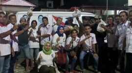 Foto bersama Komando, Kartini dan Pemuda Perindo usai membagikan sembako di Terminal Kota Kuala Tungkal. FOTO : Bas/LT