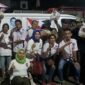 Foto bersama Komando, Kartini dan Pemuda Perindo usai membagikan sembako di Terminal Kota Kuala Tungkal. FOTO : Bas/LT