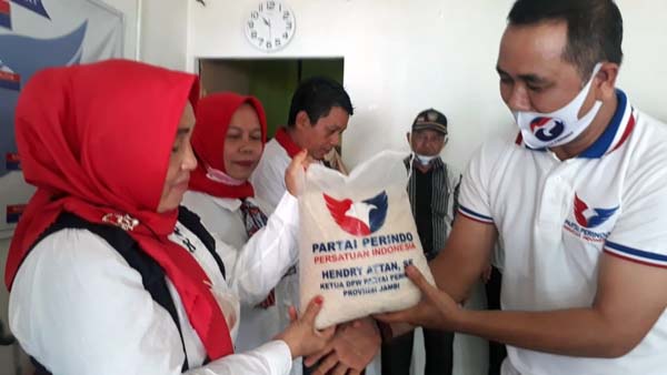 DPD Perindo Tanjab Barat melaksanakan kegiatan Bakti Sosial penyaluran Beras kepada Pengurus Partai Perindo Tanjab Barat di Sekretariat Perindo,  Jum'at (5/11/21). FOTO : BAS/LT