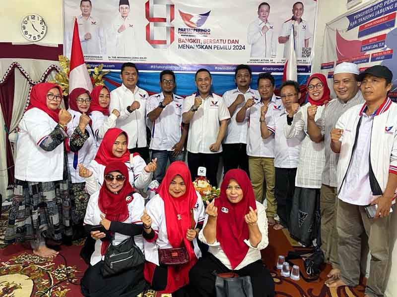 Ketua DPD Partai Perindo Syafrizal Lubis foto bersama para Kartini Partai. FOTO : Bas/LT