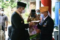 FOTO : Wali Kota Jambi Dr. H. Syarif Fasha Ketika Serahkan Tali Asih Kepada Veteran Usai Upacara Peringatan Hari Pahlawan Tahun 2020, Selasa (10/11/20).