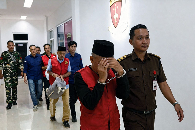 Petugas Kejaksaan Negeri Tanjung Jabung Barat menggiring salah satu tersangka dugaan korupsi dana subsidi PDAM Tirta Pengabuan menuju mobil tahanan usai pemeriksaan di kantor Kejari Tanjabbar, (FOTO : Dok. Istimewa/Eko/BAS)