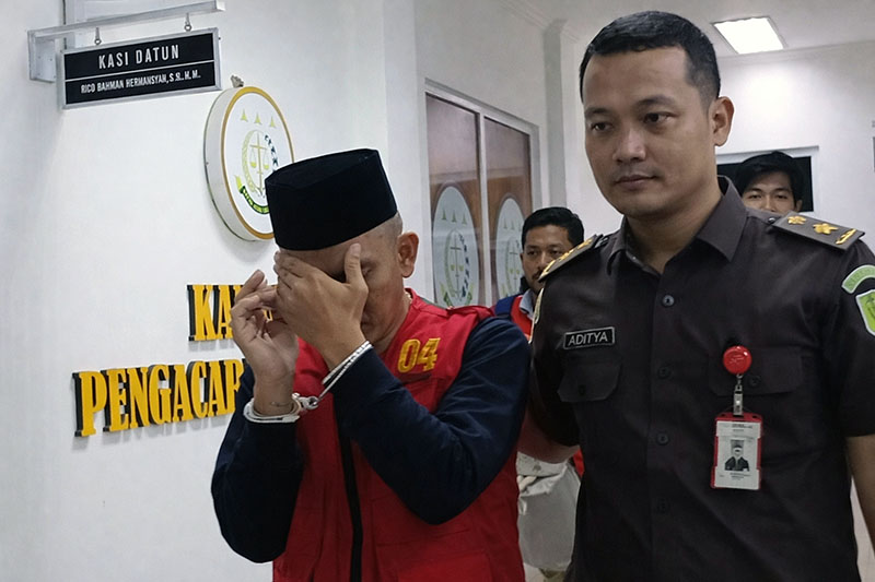 Petugas Kejaksaan Negeri Tanjung Jabung Barat menggiring salah satu tersangka dugaan korupsi dana subsidi PDAM Tirta Pengabuan menuju mobil tahanan usai pemeriksaan di kantor Kejari Tanjabbar, (FOTO : Dok. Istimewa/Eko/BAS)