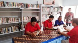 Warga Binaan di Lapas Kelas IIB Muara Tebo Antusias membaca buku di ruang perpustakaan. FOTO : HMS