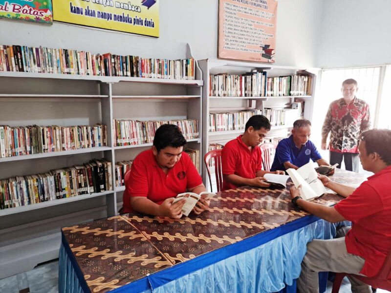 Warga Binaan di Lapas Kelas IIB Muara Tebo Antusias membaca buku di ruang perpustakaan. FOTO : HMS