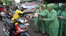 Ketua Persit Koorcab Rem 042 PD II/Sriwijaya Ny. Wiwik Supriono bersama Pengurus Membagikan Takjil Buka Puasa kepada masyarakat yang melintasi jalan yang berada di depan Makorem 042/Gapu, Jumat (31/3/23). FOTO : PENREM