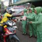 Ketua Persit Koorcab Rem 042 PD II/Sriwijaya Ny. Wiwik Supriono bersama Pengurus Membagikan Takjil Buka Puasa kepada masyarakat yang melintasi jalan yang berada di depan Makorem 042/Gapu, Jumat (31/3/23). FOTO : PENREM