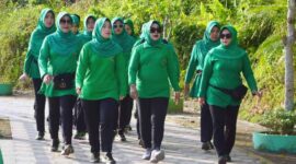 Ketua Persit KCK Koorcab Rem 042 PD II/Sriwijaya Ny. Wiwik Supriono bersama Anggota Persit melaksanakan jalan santai, Sabtu (27/08/22). FOTO : Penrem