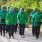 Ketua Persit KCK Koorcab Rem 042 PD II/Sriwijaya Ny. Wiwik Supriono bersama Anggota Persit melaksanakan jalan santai, Sabtu (27/08/22). FOTO : Penrem