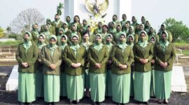 HUT Ke 76, Ketua Persit Koorcab Rem 042 Pimpin Ziarah Rombongan Di TMP Yudha Satria, Jumat (1/4/22). FOTO : PENREM