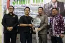Wakil Bupati Tanjab Barat Dr. H. Katamso dampingi Anggota Komisi XII DPR RI Elpisina menyerahkan bantuan motor roda tiga pengangkut sampah dari Kementerian Lingkungan Hidup kepada kelompok masyarakat pada acara Bimtek Pengurangan Sampah di Kuala Tungkal (10/9/2026). (FOTO : Dok. Prokopim)