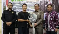 Wakil Bupati Tanjab Barat Dr. H. Katamso dampingi Anggota Komisi XII DPR RI Elpisina menyerahkan bantuan motor roda tiga pengangkut sampah dari Kementerian Lingkungan Hidup kepada kelompok masyarakat pada acara Bimtek Pengurangan Sampah di Kuala Tungkal (10/9/2026). (FOTO : Dok. Prokopim)