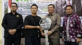Wakil Bupati Tanjab Barat Dr. H. Katamso dampingi Anggota Komisi XII DPR RI Elpisina menyerahkan bantuan motor roda tiga pengangkut sampah dari Kementerian Lingkungan Hidup kepada kelompok masyarakat pada acara Bimtek Pengurangan Sampah di Kuala Tungkal (10/9/2026). (FOTO : Dok. Prokopim)