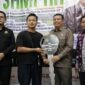 Wakil Bupati Tanjab Barat Dr. H. Katamso dampingi Anggota Komisi XII DPR RI Elpisina menyerahkan bantuan motor roda tiga pengangkut sampah dari Kementerian Lingkungan Hidup kepada kelompok masyarakat pada acara Bimtek Pengurangan Sampah di Kuala Tungkal (10/9/2026). (FOTO : Dok. Prokopim)