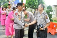 Kapolda Jambi Irjen Rusdi Hartono memberikan Ucapan Selamat kepada Personel yang Memperoleh Kenaikan Pangkat. FOTO : Humas
