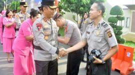 Kapolda Jambi Irjen Rusdi Hartono memberikan Ucapan Selamat kepada Personel yang Memperoleh Kenaikan Pangkat. FOTO : Humas