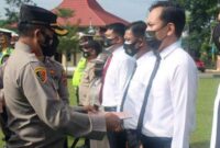 Kapolres Muaro Jambi AKBP Yuyan Priatmaja, SIK, MH Ketika Memberikan Penghargaan kepada 17 Personel dan PNS Polres Muaro Jambi, Senin (30/08/21). FOTO : HMS