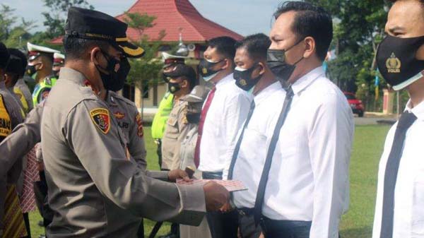 Kapolres Muaro Jambi AKBP Yuyan Priatmaja, SIK, MH Ketika Memberikan Penghargaan kepada 17 Personel dan PNS Polres Muaro Jambi, Senin (30/08/21). FOTO : HMS